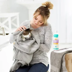 Frisco Brightening Cat & Dog Shampoo With Aloe 7 Frisco Brightening Cat & Dog Shampoo With Aloe -PetPalace Picks 192074 PT4. AC SS1800 V1589487671